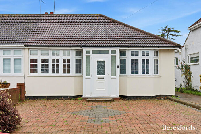 2 Bedroom Bungalow For Sale In Court Avenue, Romford, RM3