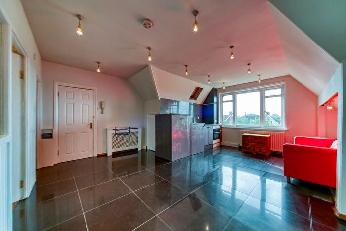 1 Bedroom Flat To Rent In Gleneldon Road, London, SW16