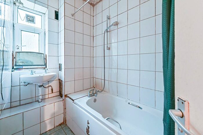 2 Bedroom Flat For Sale In Mackie Road, Brixton, London, SW2