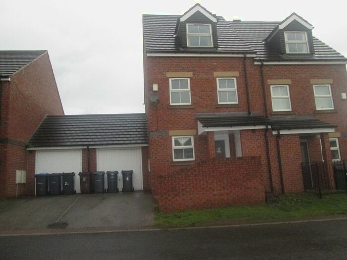 3 Bedroom Semi-Detached House To Rent In New Street, Bierley, BD4