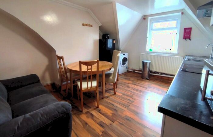 2 Bedroom Flat To Rent In Albany Road, Cardiff(City), CF24