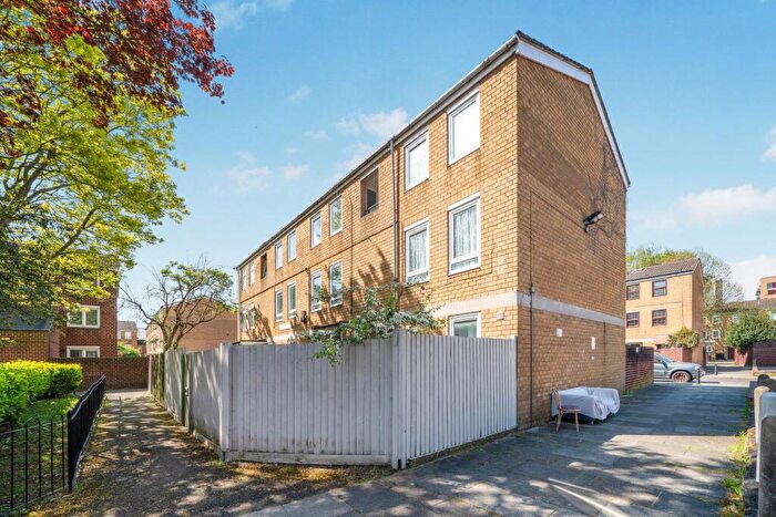 2 Bedroom Flat For Sale In Houghton Close, London, E8
