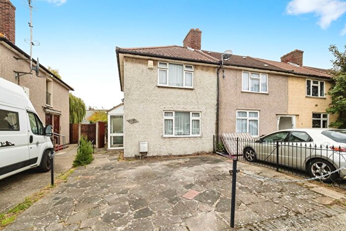 2 Bedroom End Of Terrace House For Sale In Ivyhouse Road, Dagenham, RM9