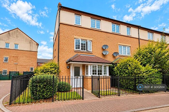 3 Bedroom End Of Terrace House To Rent In Dainty Grove, Northampton, NN4
