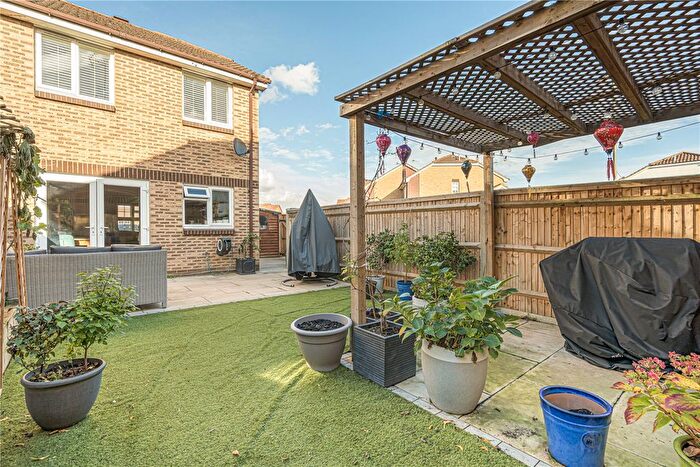 3 Bedroom End Of Terrace House For Sale In Shaw Drive, Walton-On-Thames, Surrey, KT12