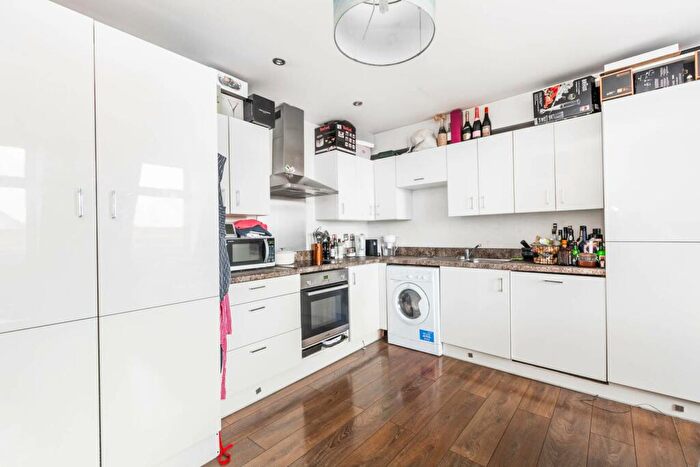 2 Bedroom Flat To Rent In Kingsland High Street, Dalston, London, E8