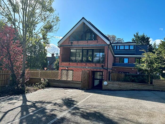 2 Bedroom Flat For Sale In Whyteleafe Hill, Whyteleafe, CR3