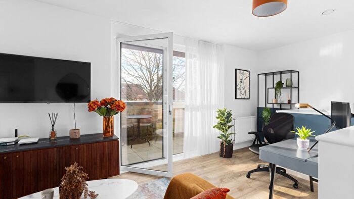 2 Bedroom Flat To Rent In Cranton Avenue, Hayes, UB3