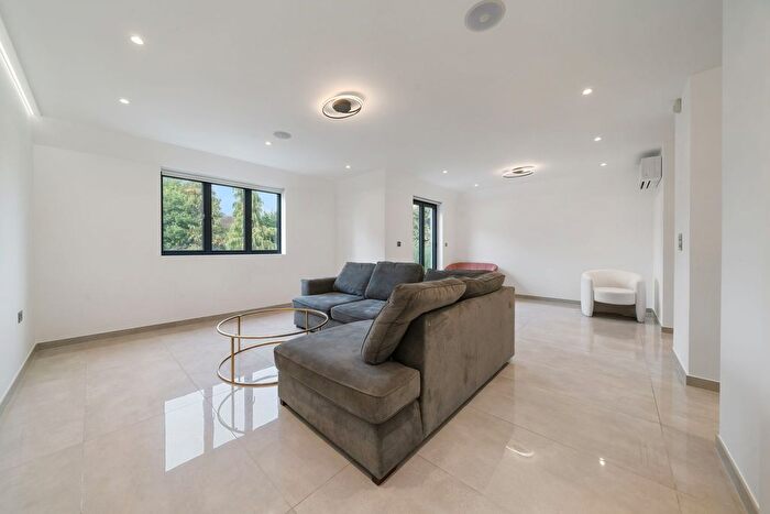 2 Bedroom Flat To Rent In Noble House, Woodstock Road, NW11