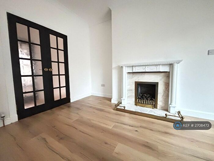 3 Bedroom Flat To Rent In Croftfoot, Glasgow, G44