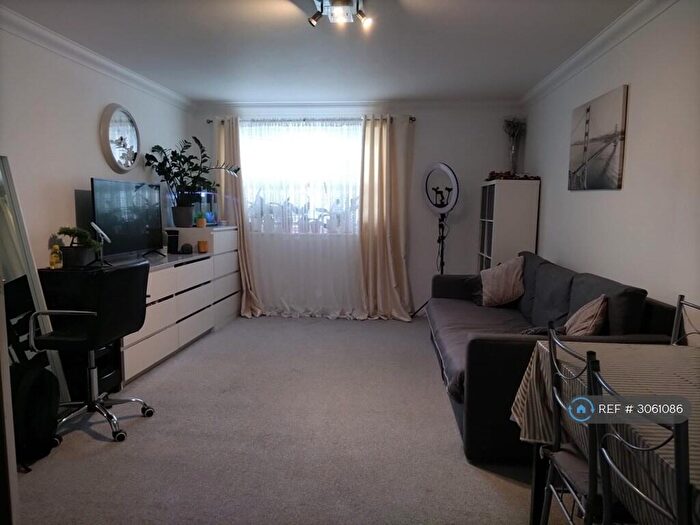 2 Bedroom Flat To Rent In Causton Square, Dagenham, RM10