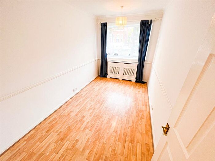 2 Bedroom Flat To Rent In Connaught Avenue, London, E4