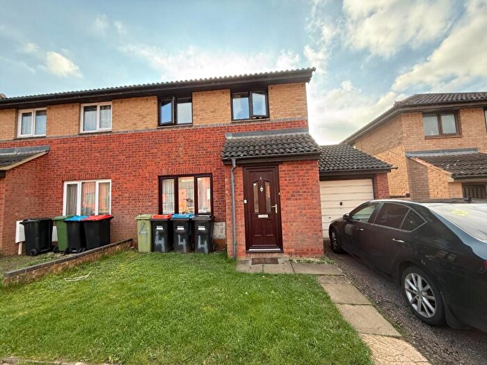 3 Bedroom Semi Detached House To Rent In Shenley Lodge, MK5