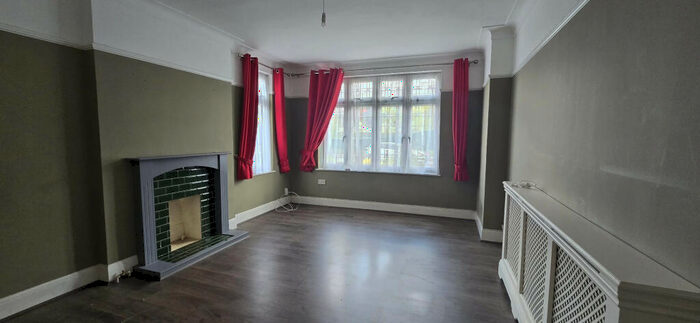 3 Bedroom Flat To Rent In Gloucester Court, The Drive, Ilford, IG1
