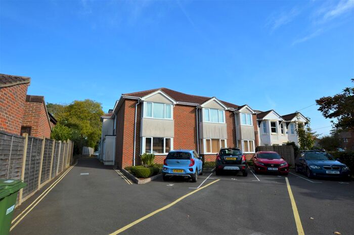 2 Bedroom Flat To Rent In Station Road, Netley Abbey SO31