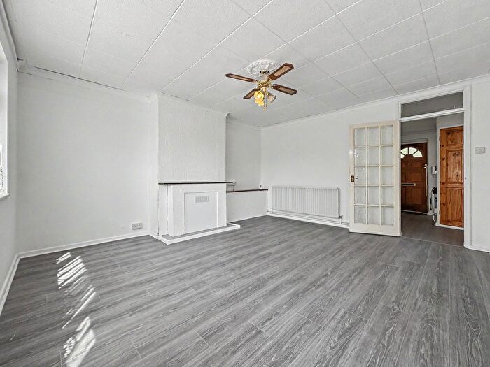 2 Bedroom Flat For Sale In Wordsworth Way, Dartford, DA1