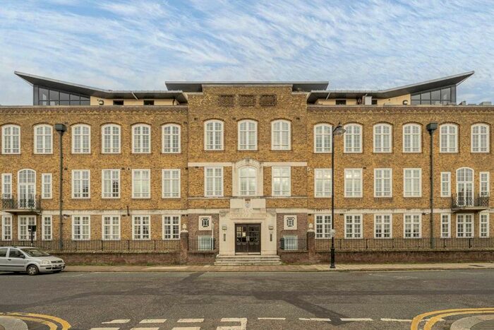 3 Bedroom Flat To Rent In Ferndale Road, London, SW4