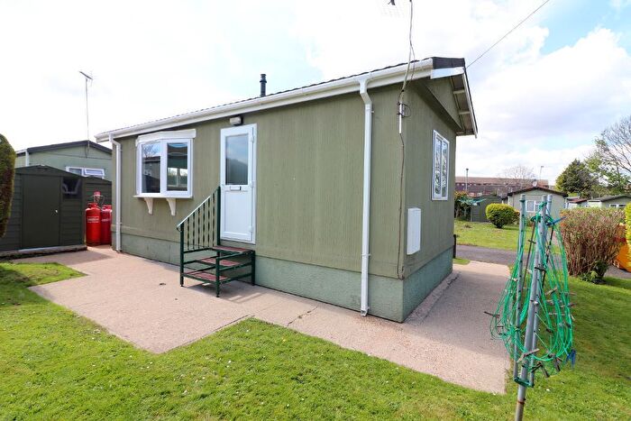 1 Bedroom Park Home To Rent In Westbourne Park, Nursery Road, Luton, Bedfordshire, LU3