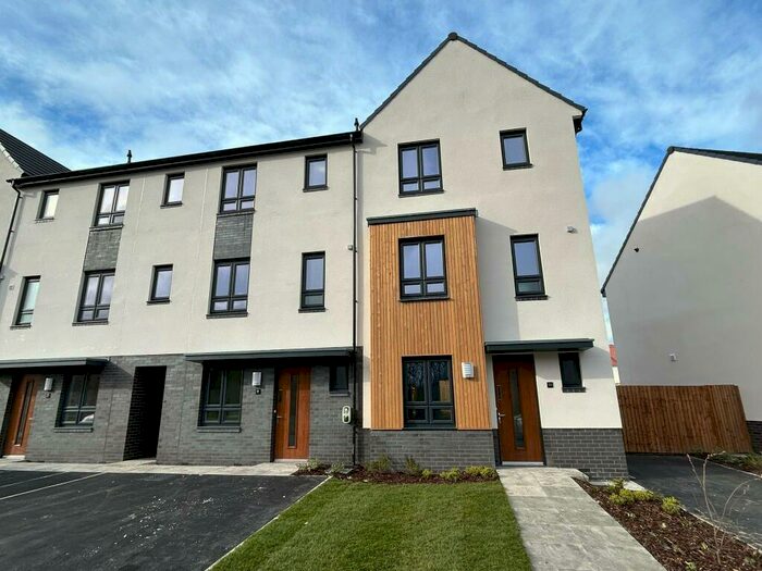 4 Bedroom House To Rent In Bramham Gardens, Leeds, Uk, LS15