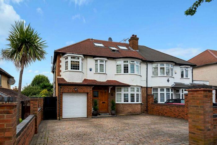 6 Bedroom Semi-Detached House To Rent In Cat Hill, Barnet, North London, EN4