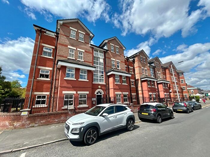 2 Bedroom Flat For Sale In Parrs Wood Road, Didsbury, M20
