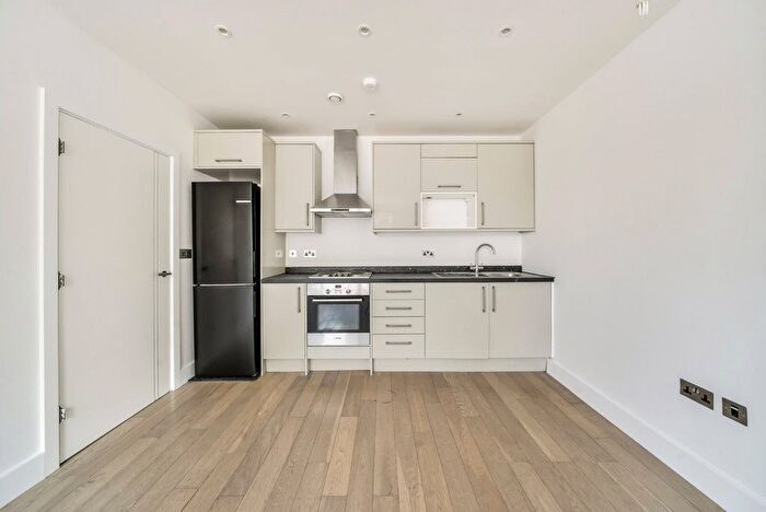 2 Bedroom Flat To Rent In Sundial Court, Barnsbury Lane, Tolworth, KT5