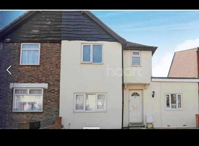 Studio To Rent In Hawkes Road, Mitcham, CR4