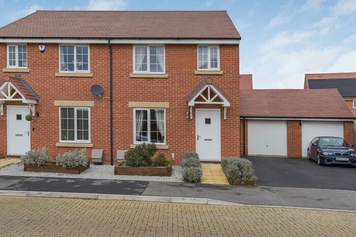 3 Bedroom Semi-Detached House For Sale In Plantation Avenue, Marcham, OX13