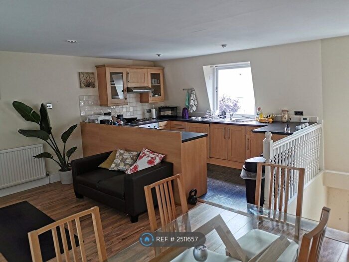 2 Bedroom Flat To Rent In Harwood Road, London, SW6