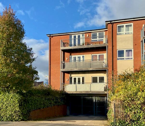 2 Bedroom Apartment To Rent In Desborough Crescent, Oxford, OX4