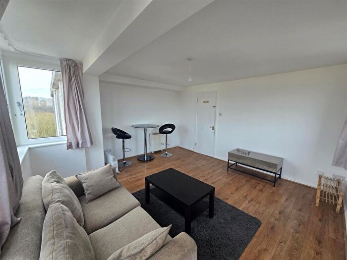 2 Bedroom Flat To Rent In Kersal Way, Salford, M7