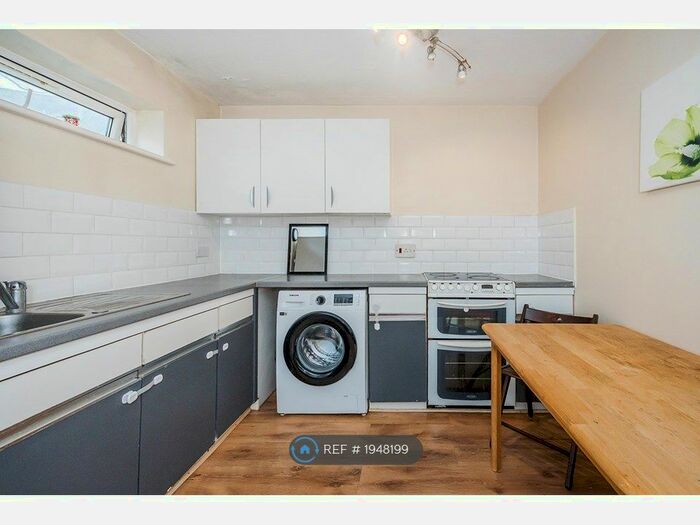 2 Bedroom Flat To Rent In Pear Tree Court, Ilford, IG2