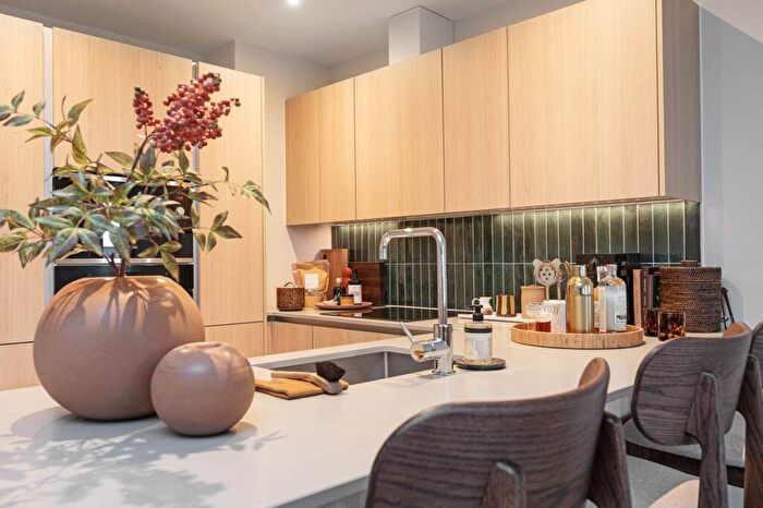 2 Bedroom Flat To Rent In Pearl Yard, Bermondsey, London, SE16