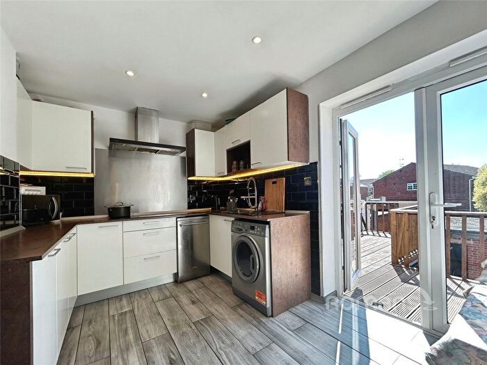 2 Bedroom Maisonette For Sale In Alexandra Road, Farnborough, Hampshire, GU14