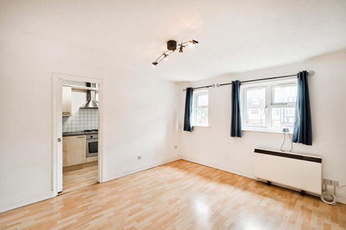2 Bedroom Apartment To Rent In Falcon Way, Wanstead, E11