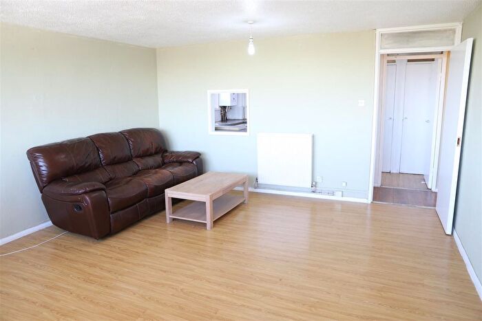 2 Bedroom Flat To Rent In Biscoe Close, Heston, Hounslow, TW5