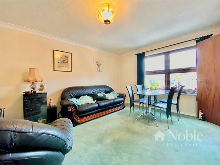 2 Bedroom Flat For Sale In Gresham Road, Brentwood, CM14