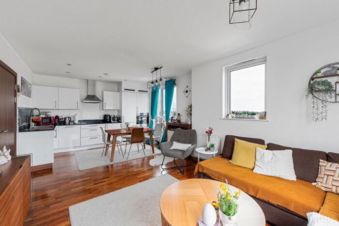 2 Bedroom Penthouse For Sale In Southpoint, Prittlewell, SS2