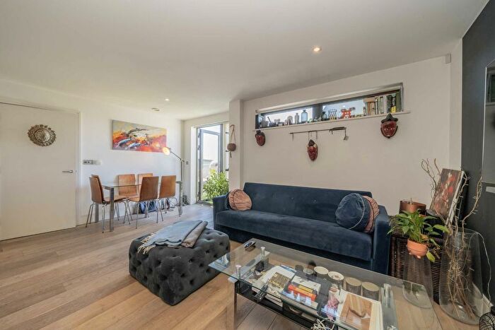 1 Bedroom Flat For Sale In Bicycle Mews, London, SW4