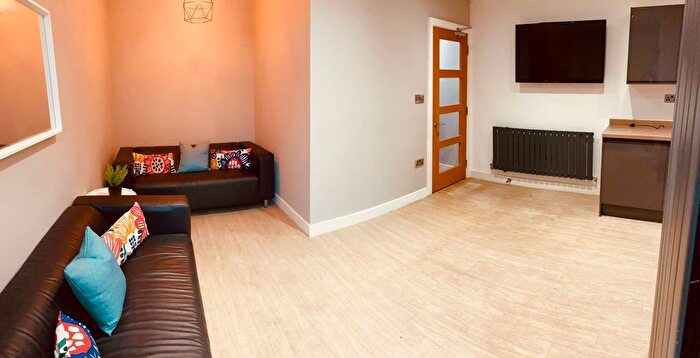 6 Bedroom End Of Terrace House To Rent In Dunkirk Road, Nottingham, NG7