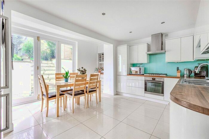 2 Bedroom Flat To Rent In Victoria Rise, London, SW4