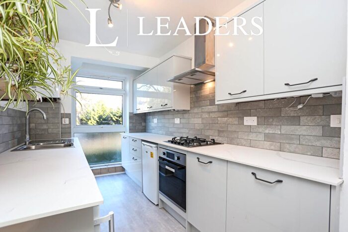 2 Bedroom Flat To Rent In The Squirrels, Belmont Hill, London, SE13