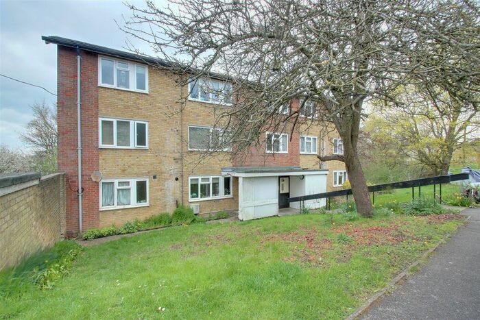 2 Bedroom Flat To Rent In Turners Hill, Hemel Hempstead, HP2