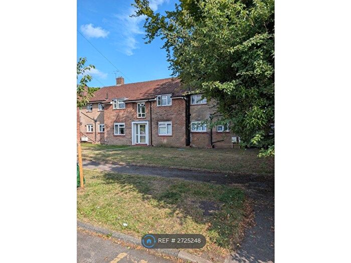 3 Bedroom Flat To Rent In The Mount, Coulsdon, CR5
