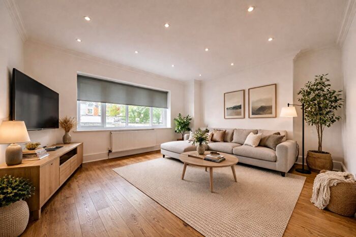 2 Bedroom Flat For Sale In The Broadway, Mill Hill, NW7