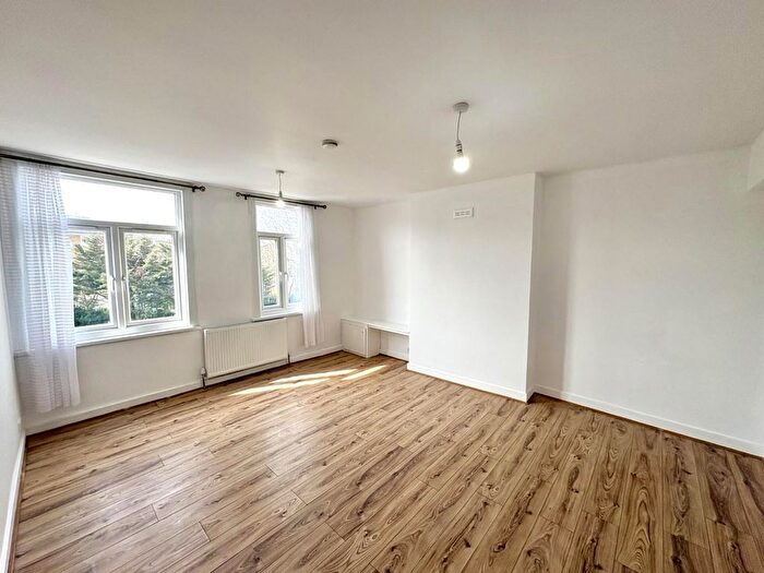 3 Bedroom Maisonette To Rent In Lewisham Way, Brockley, London, SE4