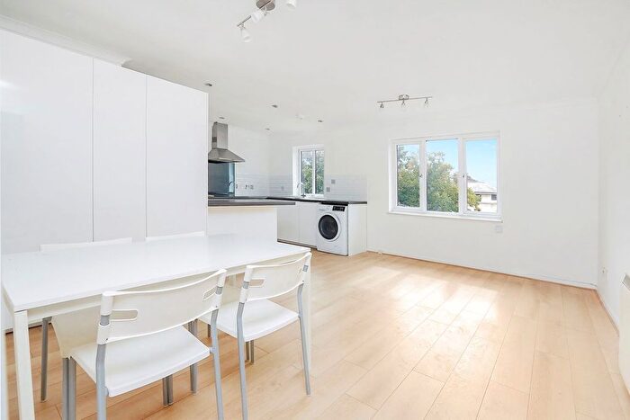 2 Bedroom Flat For Sale In Lewisham Way, Brockley, SE4
