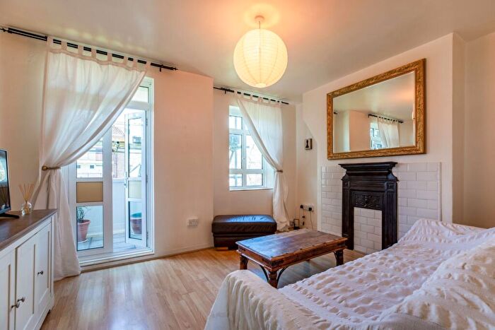 2 Bedroom Flat To Rent In Elmington Estate London, SE5