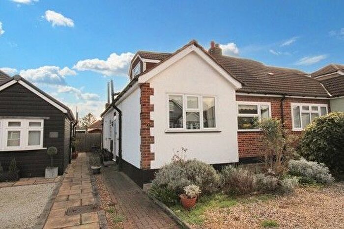 4 Bedroom Bungalow For Sale In Vale Close, Pilgrims Hatch, CM15