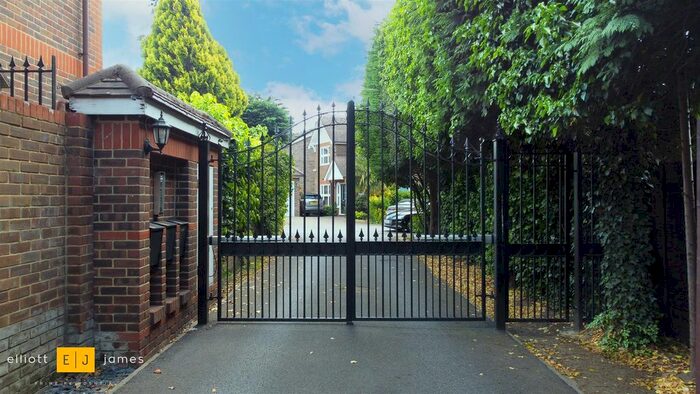 4 Bedroom Detached House For Sale In Alderton Hill, Loughton, IG10
